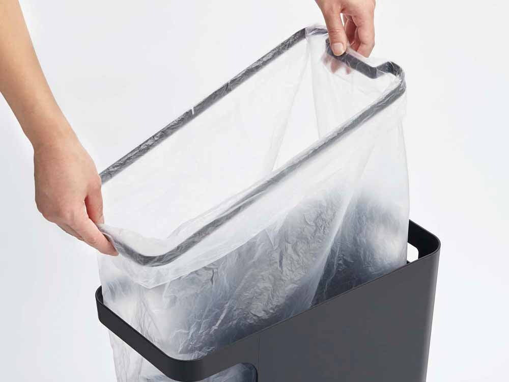 銀色のYAMAZAKIタワーダストボックスとサイドテーブル