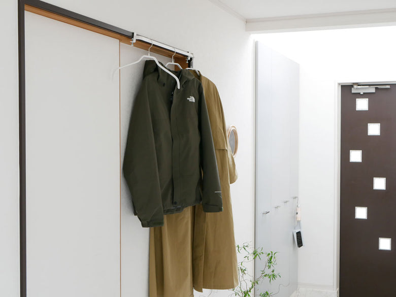 クローゼット内に設置されたtowerタワー物干しハンガーバー