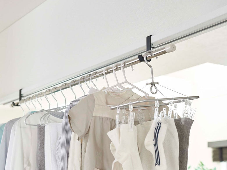 タワー室内物干しポールホルダーが天井に設置されている