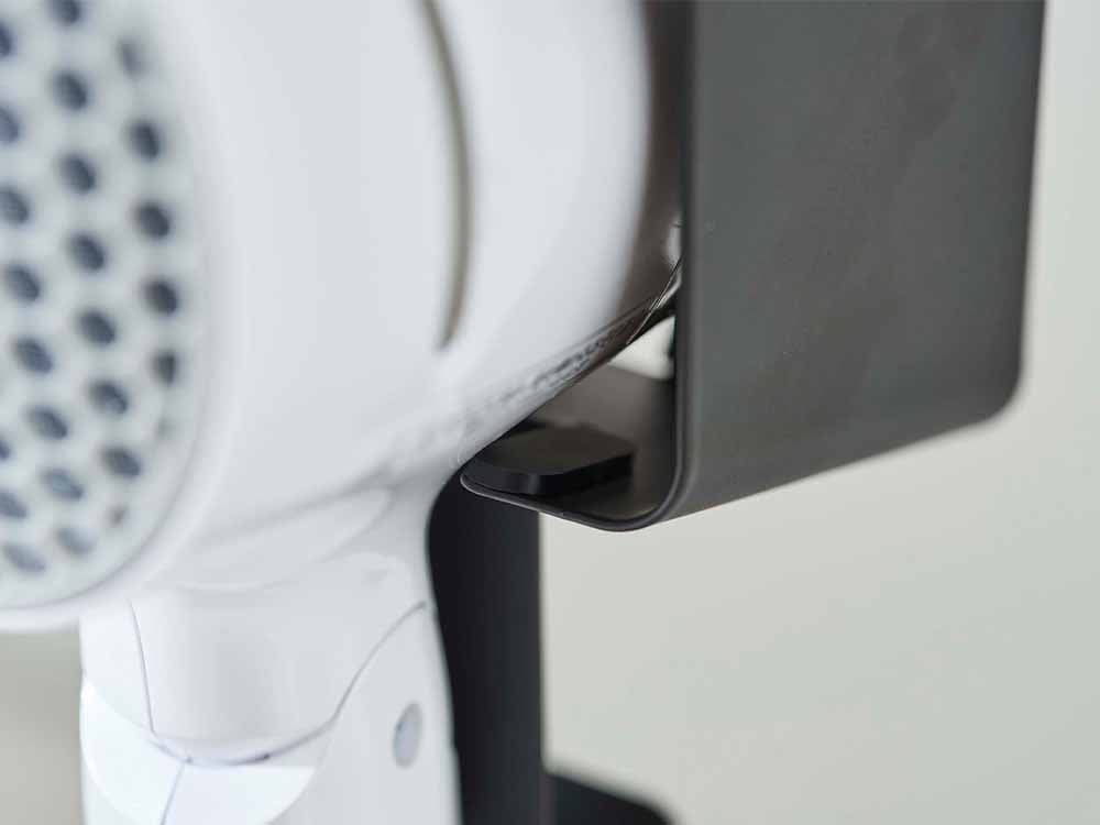 タワーの棚下ドライヤーホルダーにヘアドライヤーが掛かっている