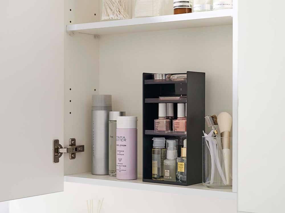 タワー4段コスメ収納ケースとボトルが棚に置かれている