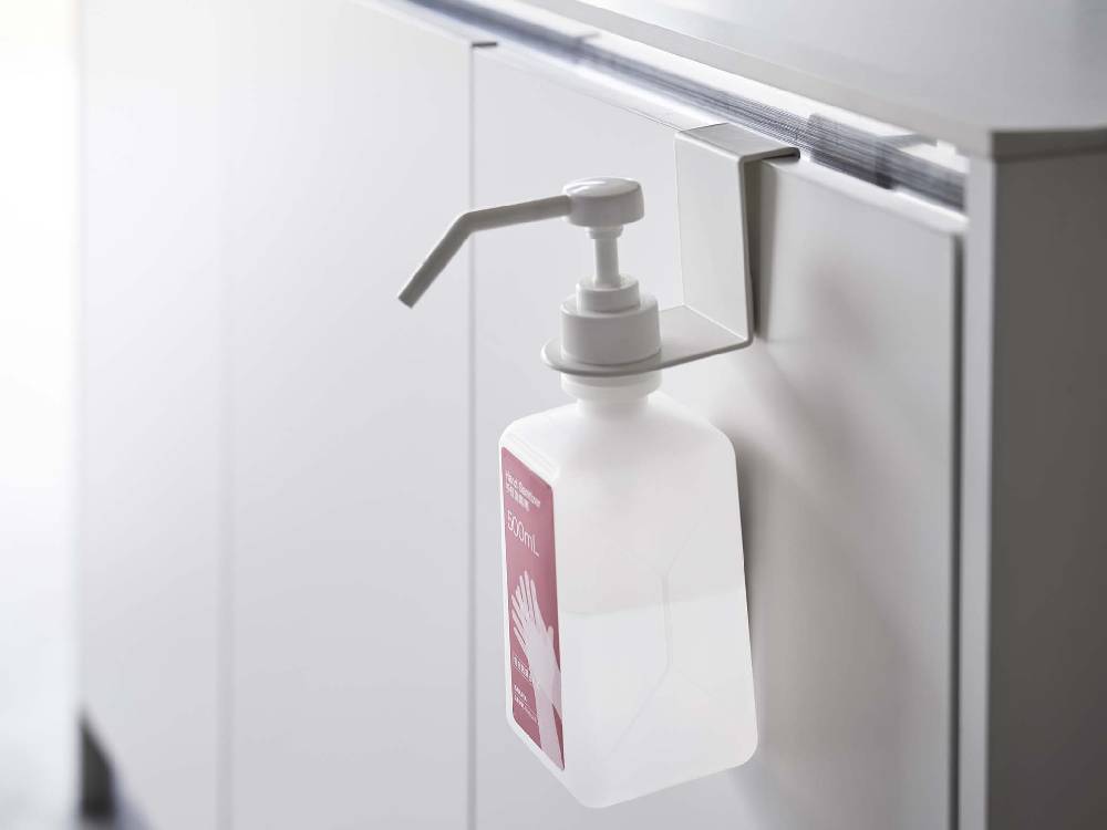 浴室に設置された黒いスマート引っかけアルコールボトルホルダー