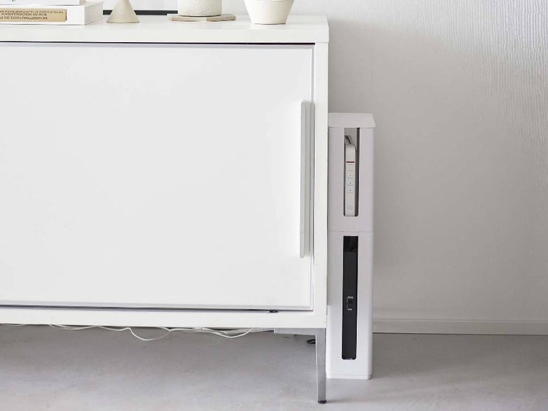 リビングに配置されたシルバーのルーター収納キャビネット