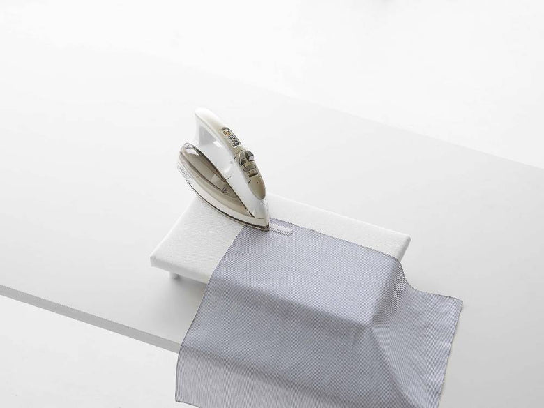 タワー卓上脚付き平型アイロン台とアイロン