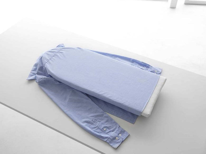 タワーの卓上脚付き舟型アイロン台とドレスシャツ