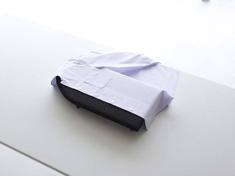 タワーの舟型卓上アイロン台でアイロンをかけているシャツ