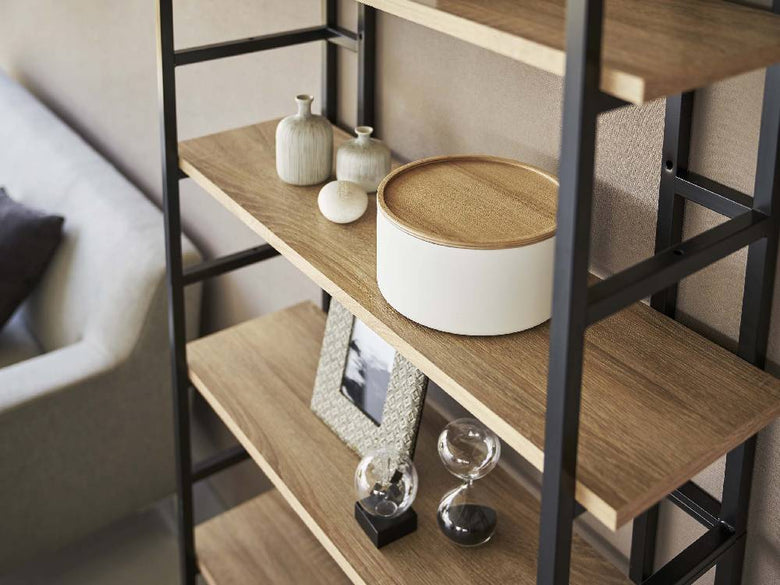 RIN蓋付き収納ケースと観葉植物が並ぶ棚