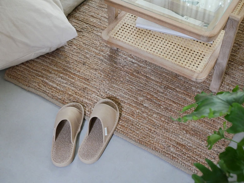 籠に入ったささ和紙製スリッパ