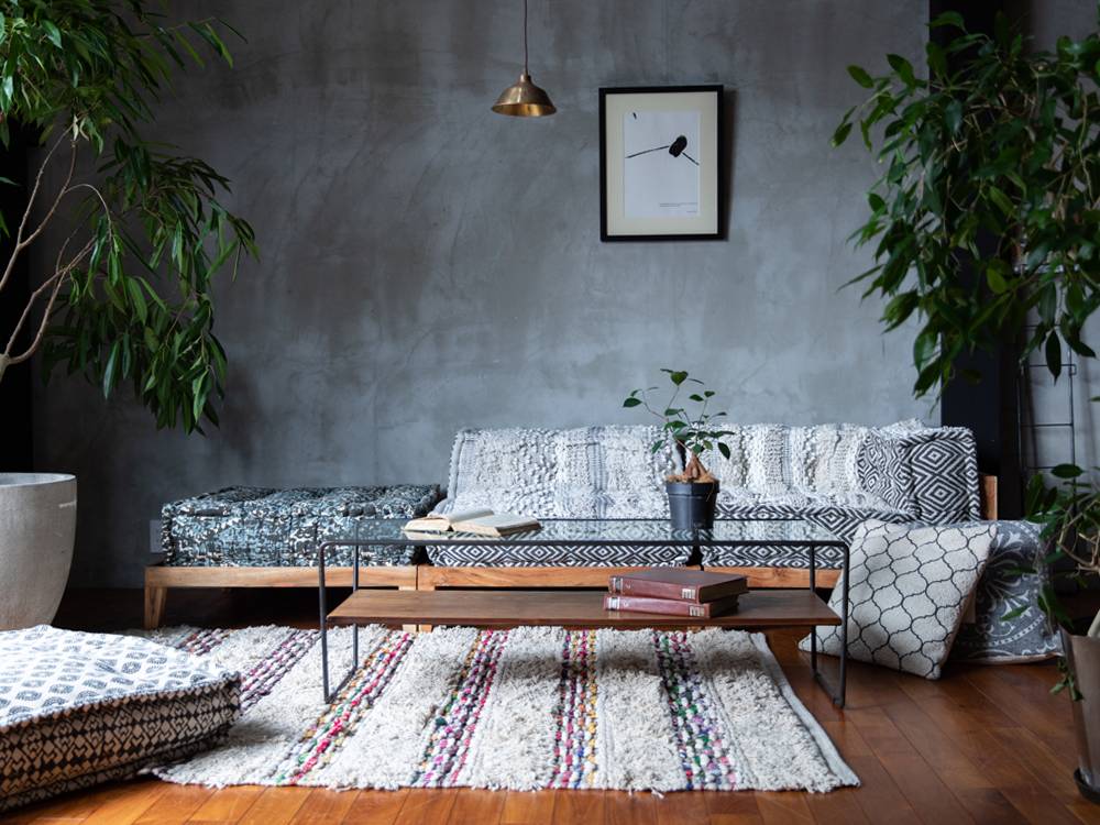 リビングルームのグレーソファとクッション