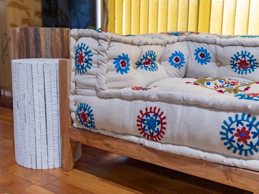 adepecheのブロックマルチソファとクッションが置かれた木製フロアの部屋