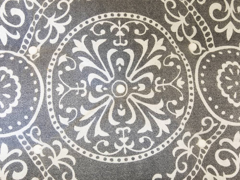 白と茶色のテキスタイル模様のソファクローズアップ