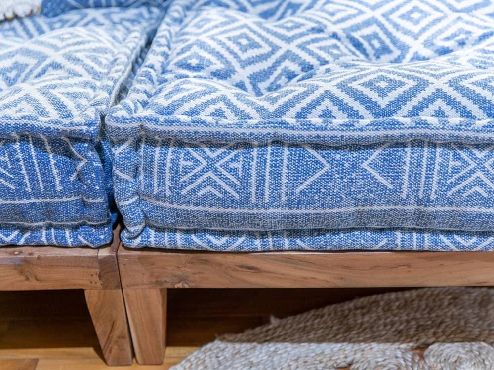 青色のブロックマルチソファとクッション