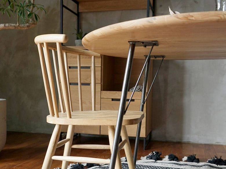 アデペシュ製のオークラウンドダイニングテーブル