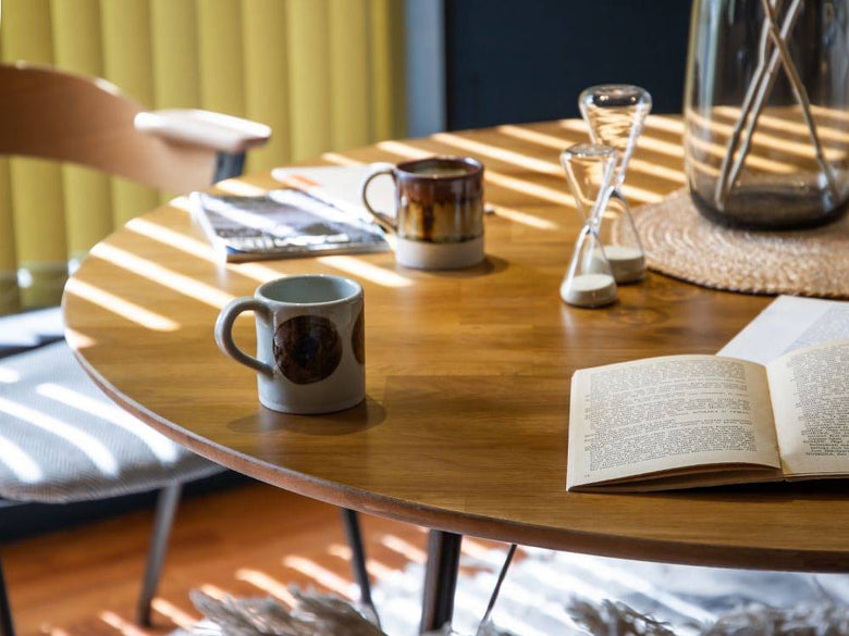 オーク突板とアイアン脚の丸型ダイニングテーブル