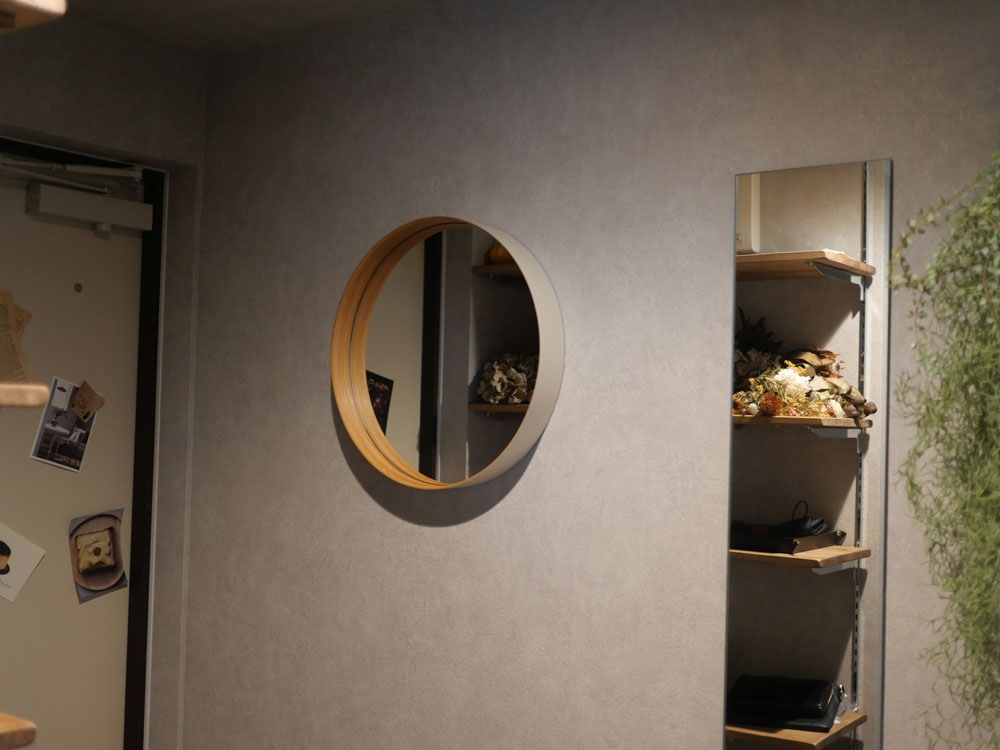 棚に飾られたテオリZEROミラーの静物写真