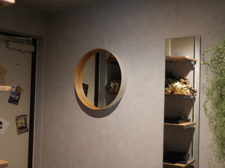 棚に飾られたテオリZEROミラーの静物写真