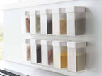 タワーのマグネットスパイスボトルが棚に並んでいる