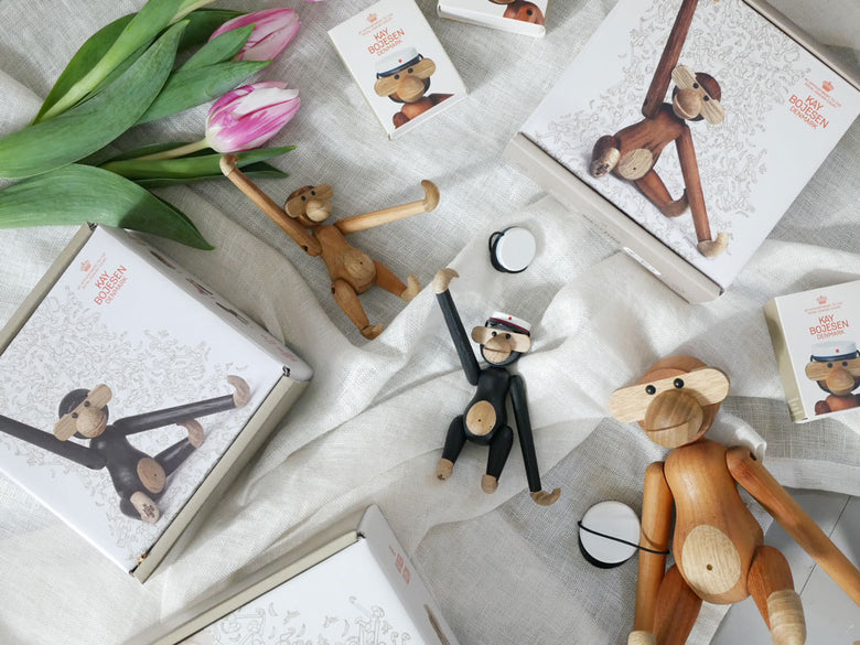 カイ ボイスン製のビーチ材で作られたスチューデントキャップをかぶったくまのぬいぐるみ