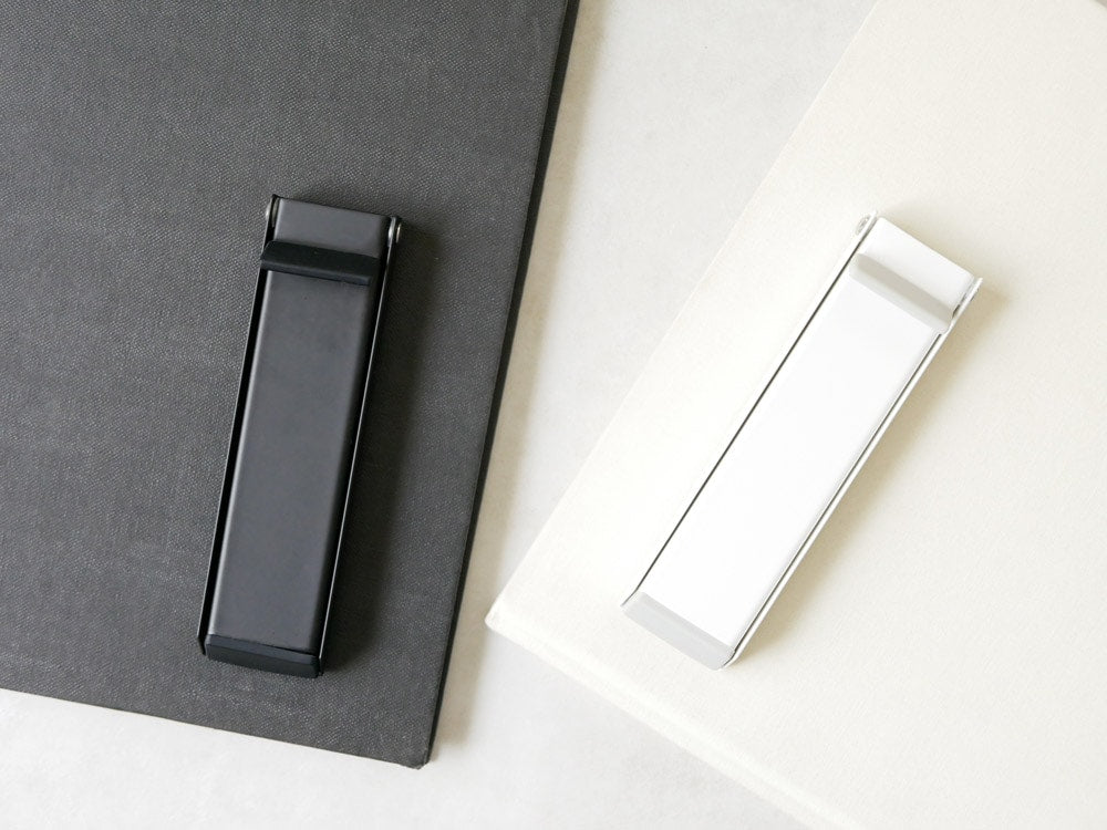 towerブランドの銀色、チタン色、ライトカラーのスチール製スマートマグネット折り畳みドアストッパー