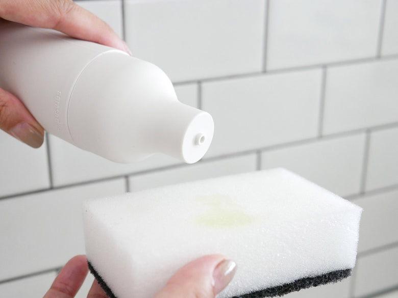 サラサデザインのシリコン製スクイーズボトル、直径5cm高さ17cm、容量150mlの家庭用パーソナルケア用品