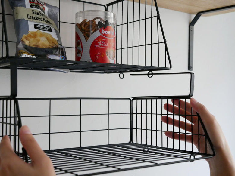 ポッシュリビングの黒いアイアンハンギングバスケット