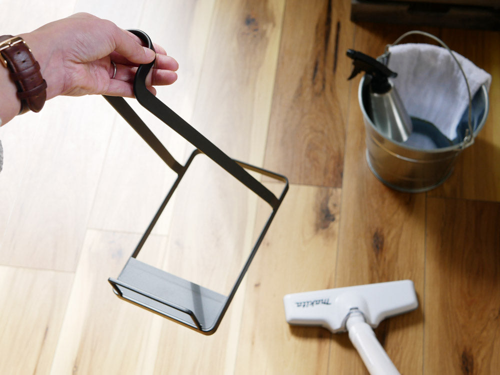 YAMAZAKI製スティッククリーナースタンド。スチール製で粉体塗装が施され、家庭用スティッククリーナーを収納するためのスタンド。