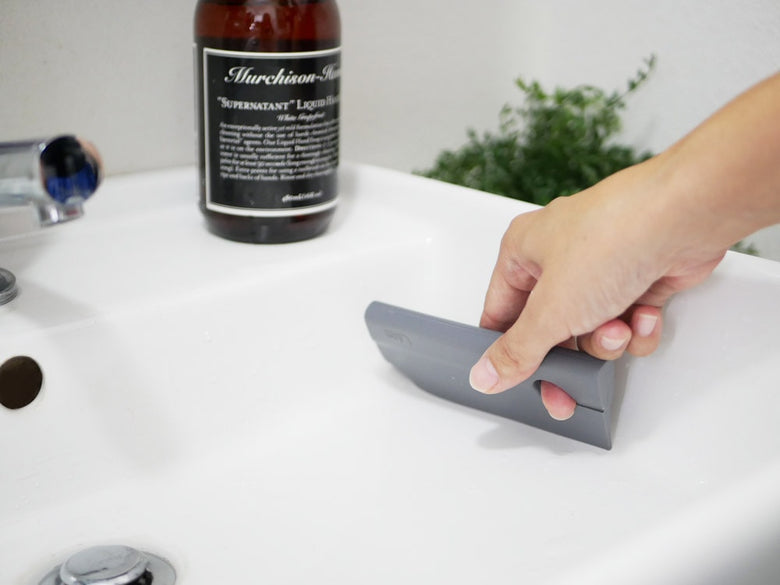 シリコンゴム製ティディスキージーとシンク