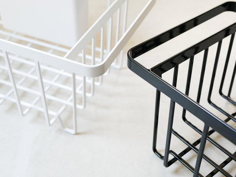 YAMAZAKIの伸縮可能なスチール製水切りワイヤーバスケットが家庭用シンク上の棚に設置されている様子