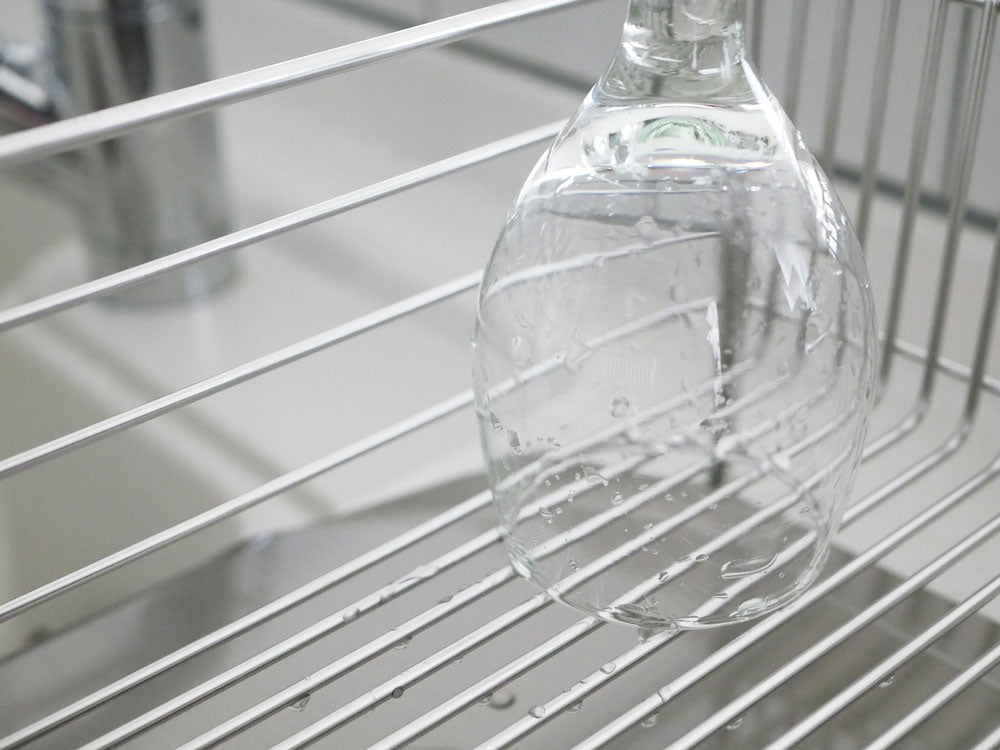 la baseの3点セット水切りかご。18-8ステンレス製の小型および大型のかご、ポケット、トレーが並んだ製品画像