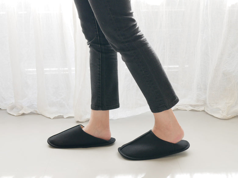 ブランドsarasa designのウォッシャブルスリッパ。麻素材の甲部とEVA製ソールを備えた室内用スリッパの写真