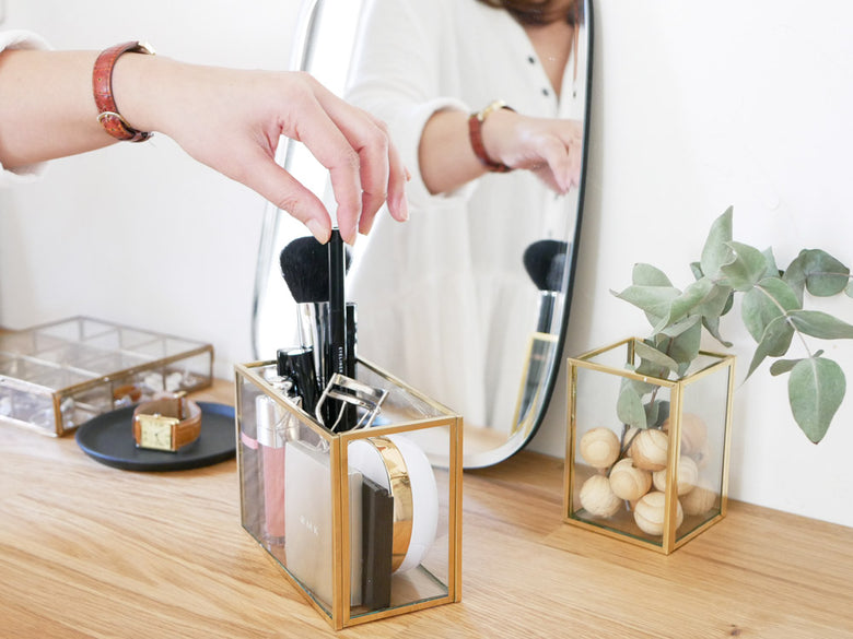 POSH LIVINGの真鍮とガラス製ソリッドカラーのフレームフラワーベース