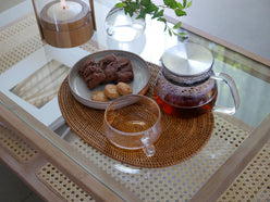 サラサデザインのアタ製プレイスマット、トレイ、バスケット、コースターが並んでいる商品画像