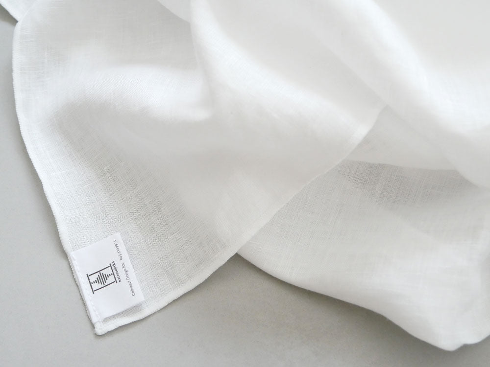 natsusobikuブランドのリネン100％クリップ留めカーテン1枚がナチュラルな色合いで窓に掛かっている様子