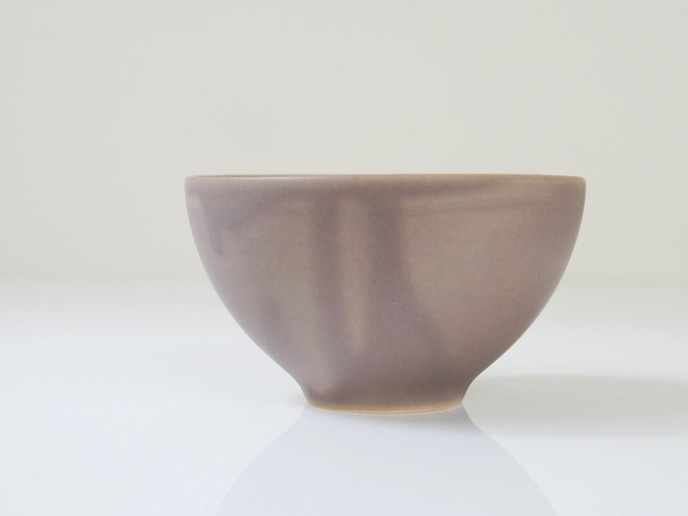 SAKUZANブランドの手作り陶器Saraライスボウル。幅115mm、高さ64mmで、自然な釉薬の風合いが特徴的な白色のご飯用器。