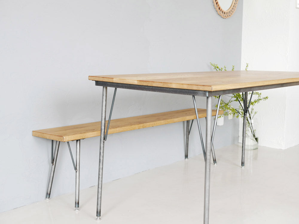 SIKAKU製オーク無垢天板とクリアラッカー塗装鉄脚を備えた四角商店ブランドの120cmベンチ