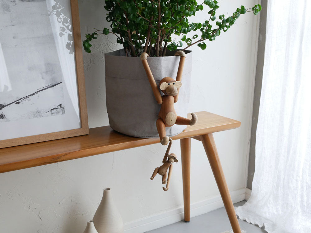 KAY BOJESEN製の木製モンキー。ミニブラック、ミニ・S、Sの3サイズが並んだ高品質な装飾フィギュア