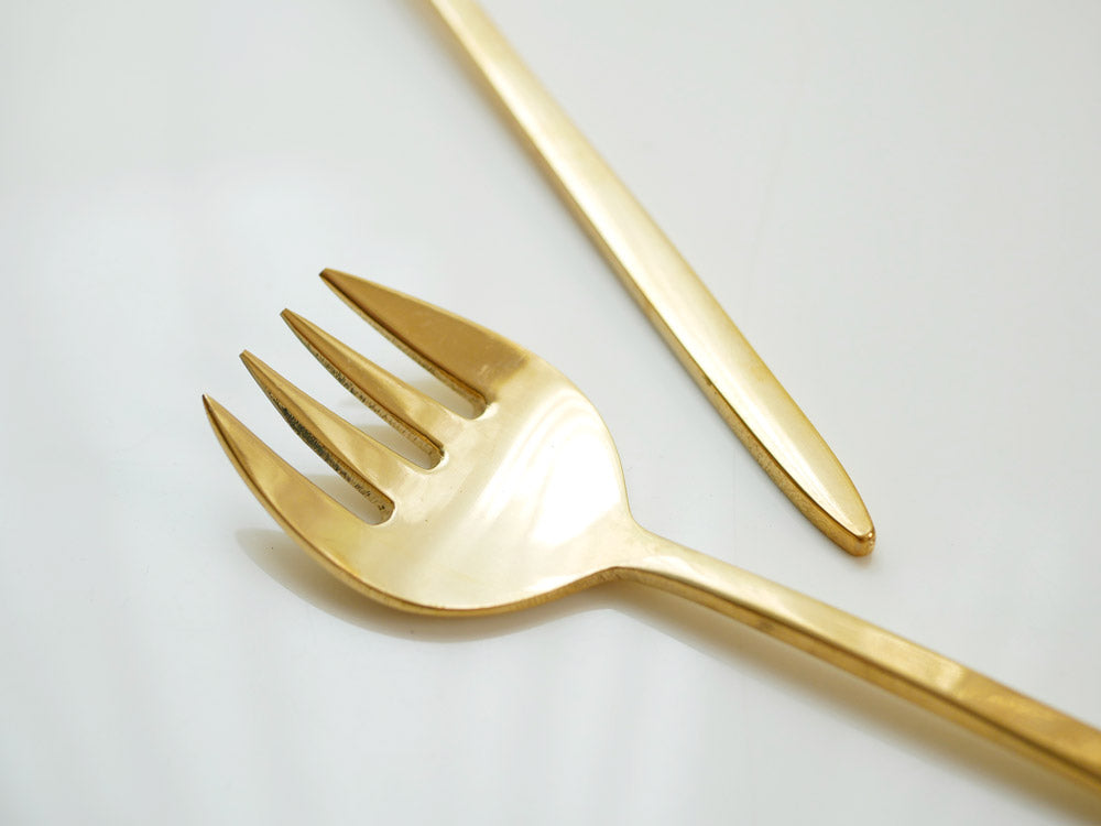ホーンプリーズの金色真鍮スムースカトラリーセット（デザートスプーン、デザートフォーク、ディナースプーン、ディナーフォーク）の写真