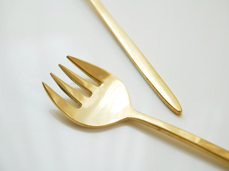ホーンプリーズの金色真鍮スムースカトラリーセット（デザートスプーン、デザートフォーク、ディナースプーン、ディナーフォーク）の写真