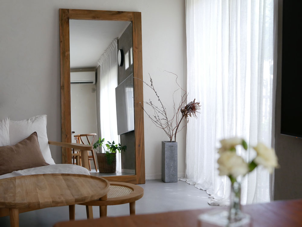 オールドチーク仕上げのアデペシュ製ミラー