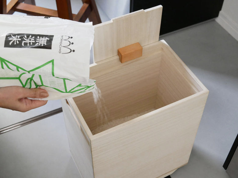 増田桐箱店のキャスター付き桐製米びつ