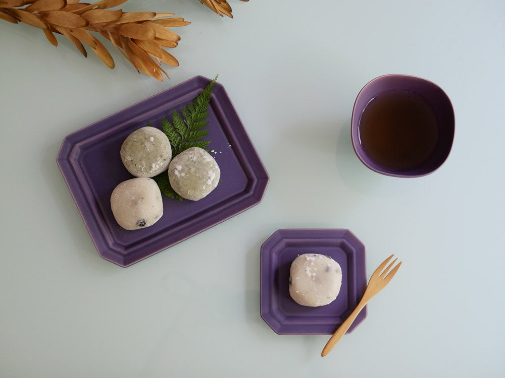 【SAKUZAN】Saraスクエアシリーズの紫色磁器プレートとトレイ。エレガントなデザインの食卓用食器セット