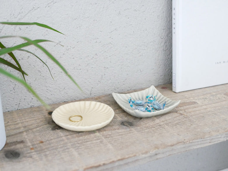 俊峰陶苑の手作り陶器製花あかり丸箸置。花のデザインが施された自然な風合いの円形箸置き。