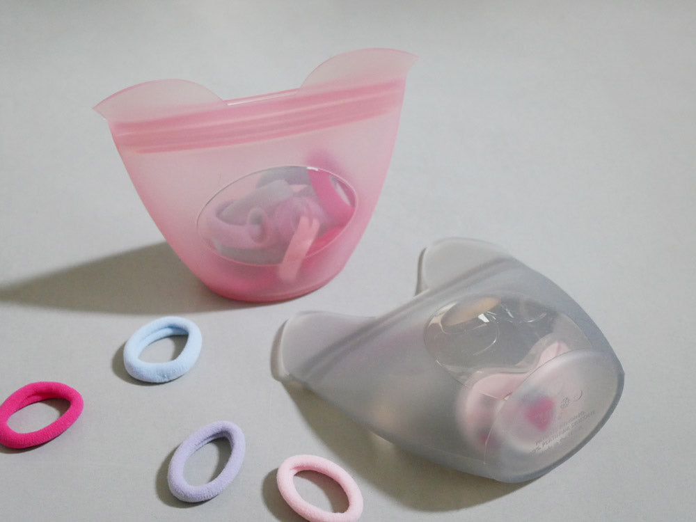 Zip Topブランドのベビースナック用シリコーンジップトップ容器。透明なプラチナシリコーン製で、蓋がしっかり閉まるデザイン。11×5×10.6cmのサイズと118mlの容量を持ち、電子レンジや食器洗浄機に対応しています。