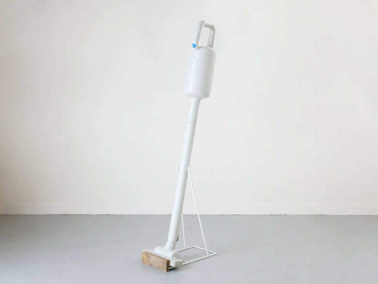 ポッシュリビングのマンゴーウッド製クリーナースタンド