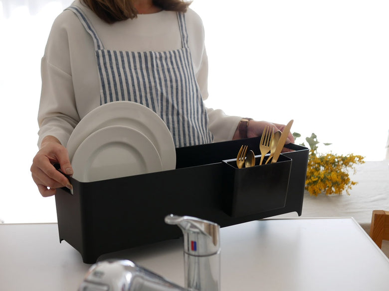 シンク上に置かれたタワーのスリム水切りバスケット