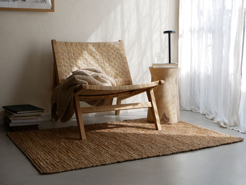 &Craftの「TUSKER 1P ラウンジチェア」、チーク無垢材とラタンを使用したシンプルでエレガントな一人用リラックスチェア