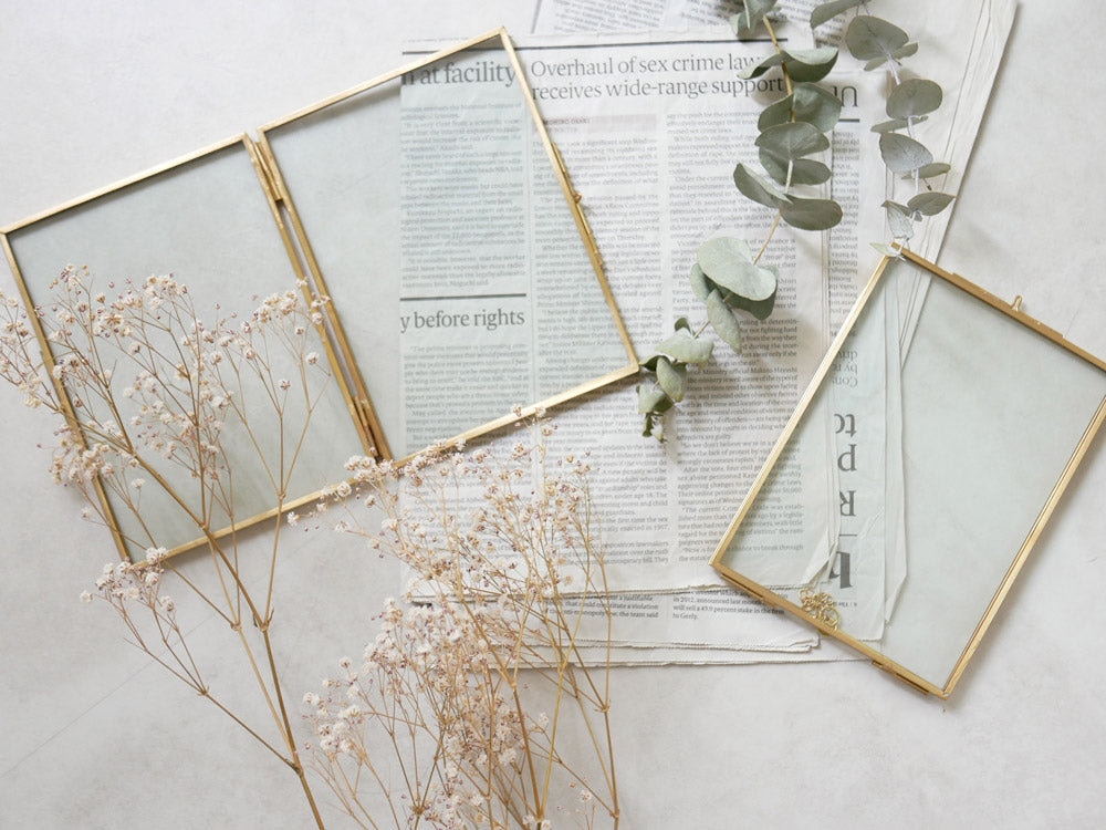 ポッシュリビングのガラスとブラス製スタンド付きシングルガラスフレーム、幅13cm高さ19cm