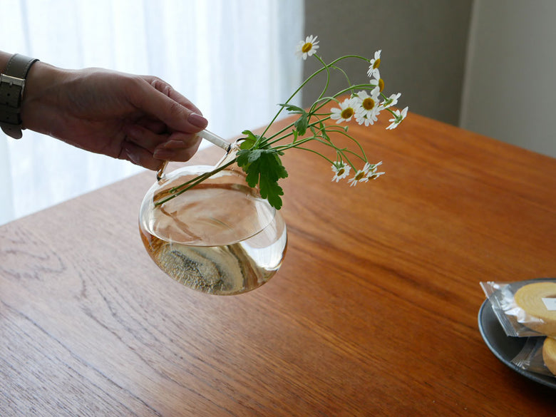 Horn Please MADEのライトリー GLASSフラワーベース。透明なガラス製でシンプルなモダンデザイン。