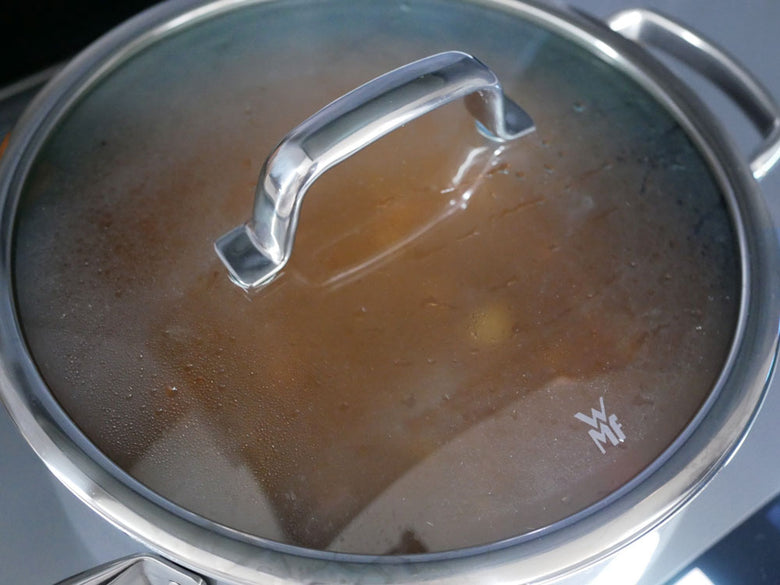 WMFのフュージョンテック ミネラルキャセロール24cm。ステンレス製の取手とガラス蓋を備えたホーロー鋼板製の調理用キャセロール鍋。