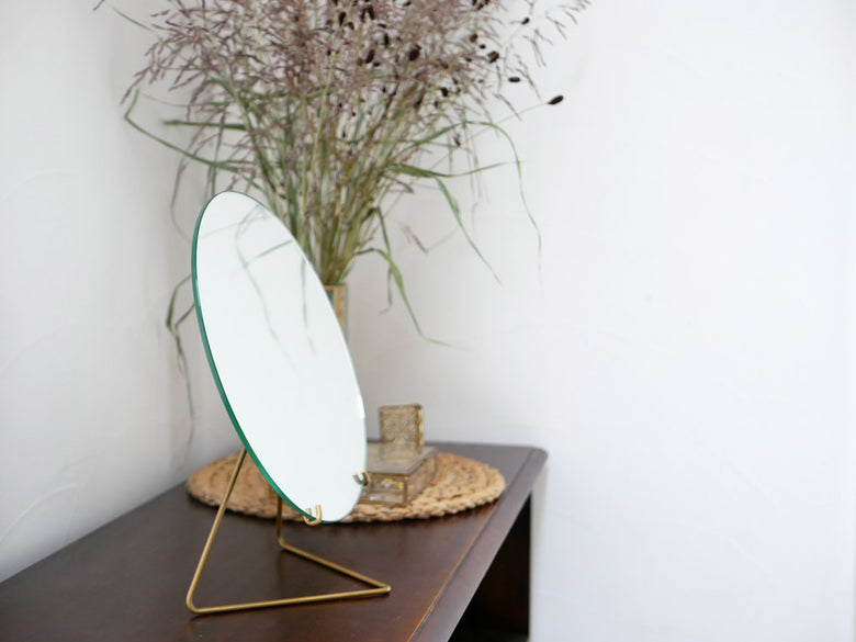 MOEBEブランドのゴールドスタンディングミラー